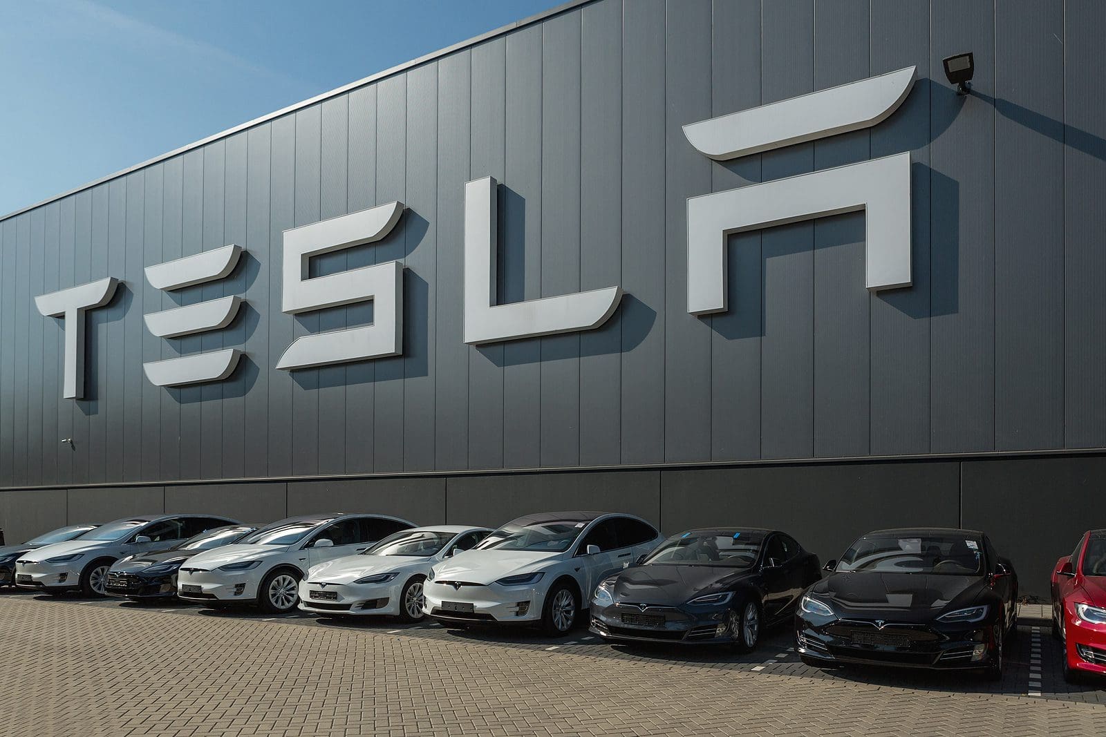 Elon Musk Unveils Flying Tesla Roadster
